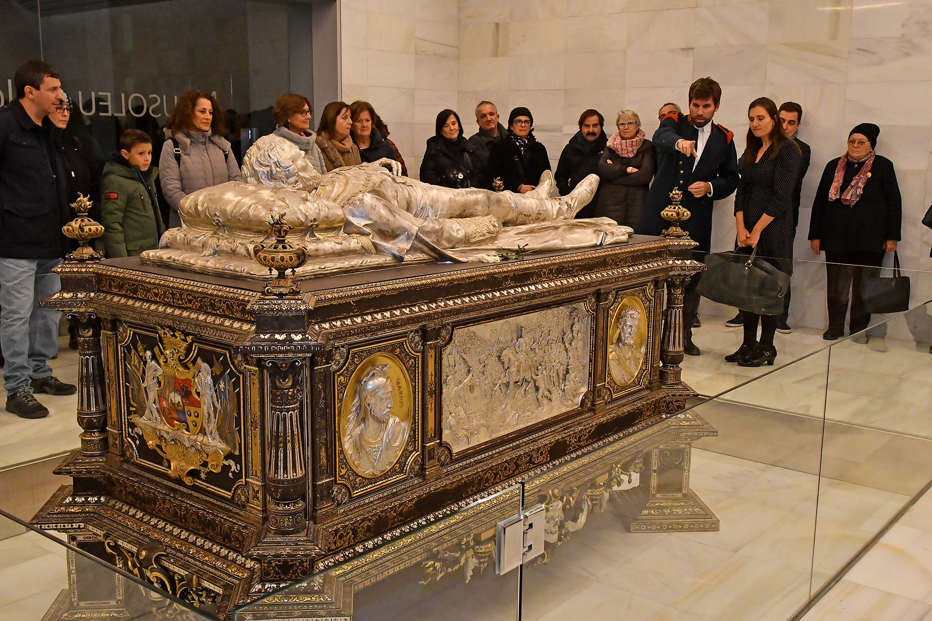 MAUSOLEU DE JOAN PRIM I PRATS. Sfreus, especialistes en serveis funeraris a Reus i Baix Camp. Entreu i contacteu amb nosaltres per a més informació.