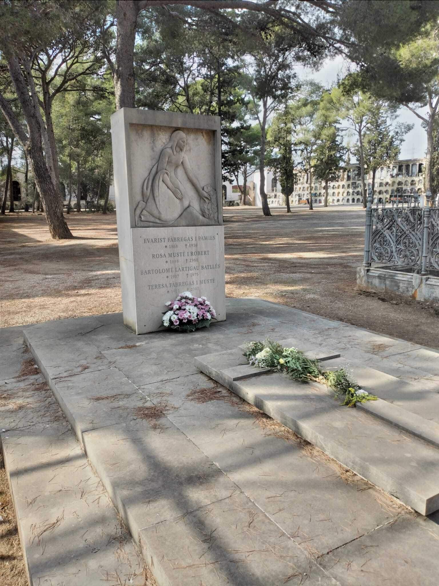 L'ESTELA FUNERÀRIA D'EVARIST FÀBREGAS. Sfreus, especialistes en serveis funeraris a Reus i Baix Camp. Entreu i contacteu amb nosaltres per a més informació.