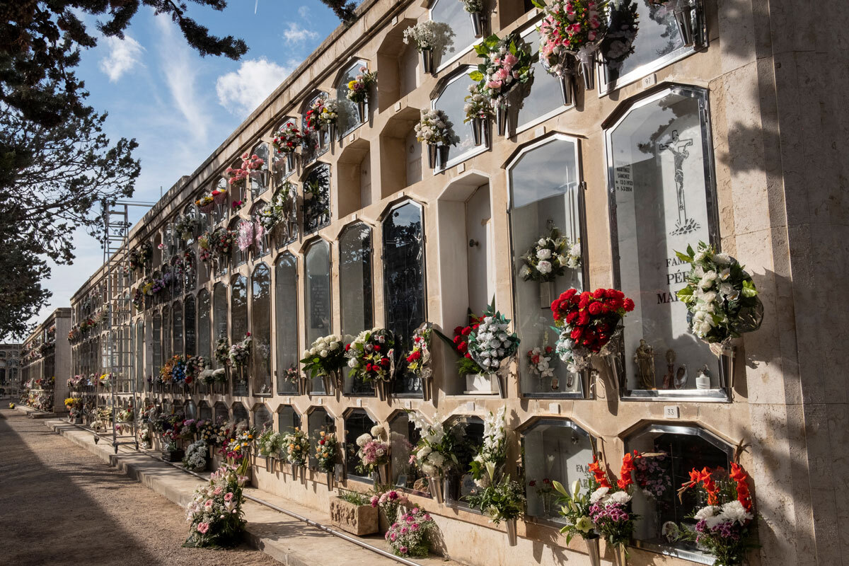 Nínxols plens de flors per Tot Sants