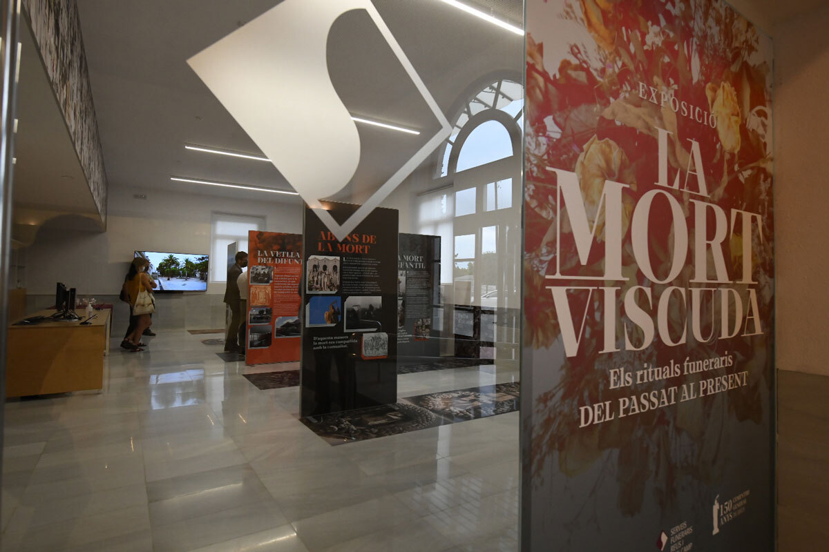 Sala amb l'exposició "La mort viscuda"