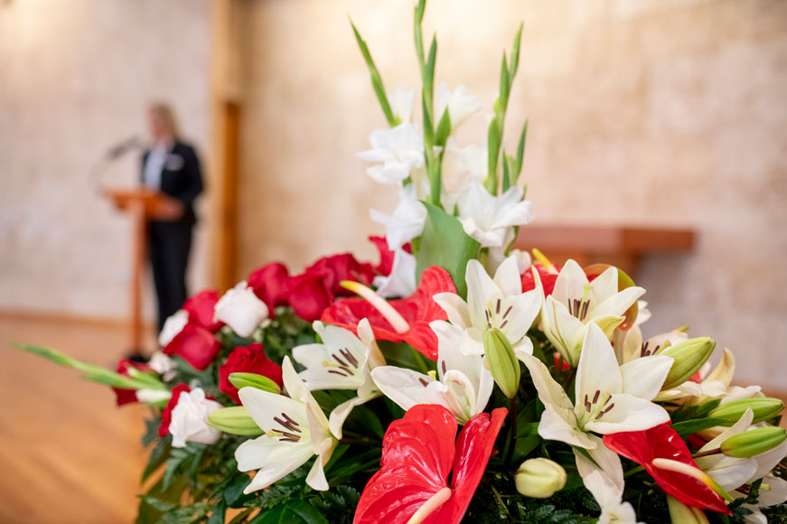 Centre de flors en una sala de cerimònies